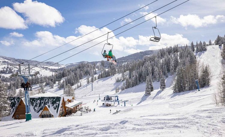 © https://www.skiutah.com/blog/authors/lexi/family-beaver-mountain/