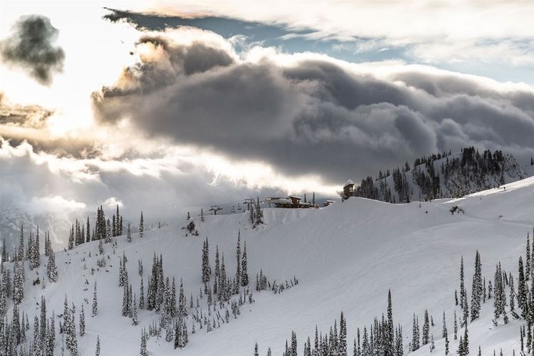 © https://tourismfernie.com/activities/skiing-and-snowboarding/fernie-alpine-resort