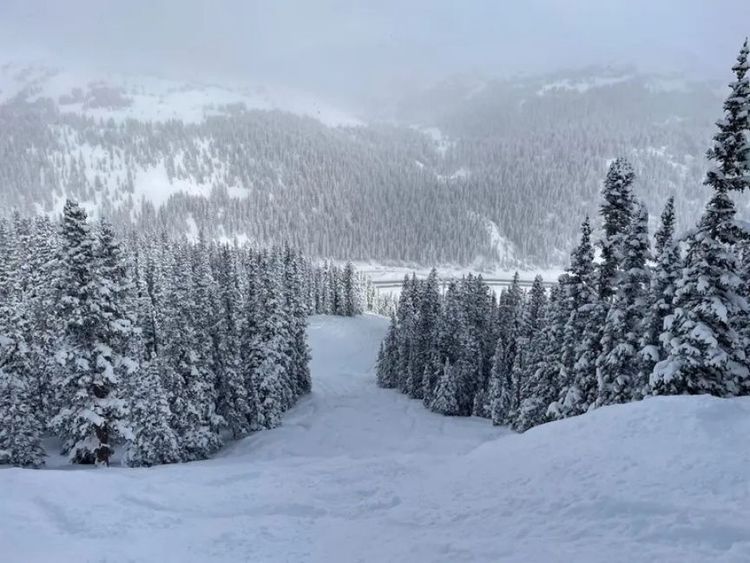 © https://snowbrains.com/loveland-ski-area-co-report-best-day-of-the-season-after-a-50-week-long-storm/